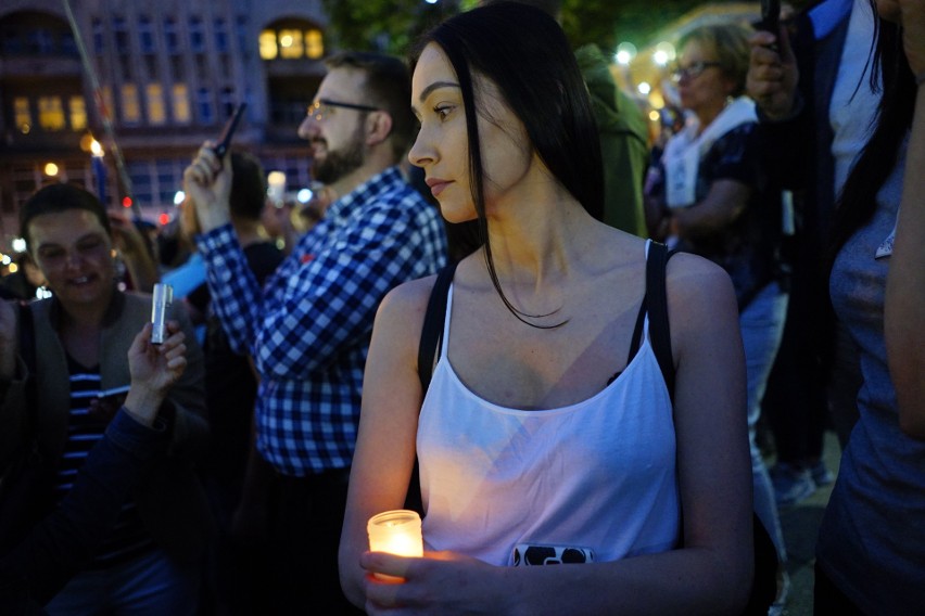 Łańcuch Światła: Tłumy manifestują na placu Wolności