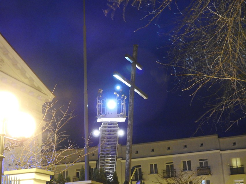 Białystok. Akcja straży w cerkwi. Silny wiatr przechylił...