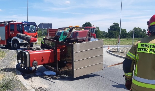Na rondzie na ul. Piastowskiej w Łękach wywrócił się traktor rolniczy prowadzony przez mieszkańca gminy Kęty