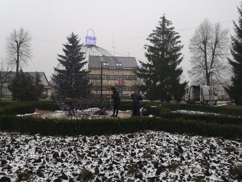 Centrum Opatowca zajaśniało bożonarodzeniowym blaskiem. Hitem tegorocznej iluminacji jest pięciometrowa bombka. Po zmroku wygląda cudnie 