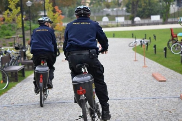 Straż miejska zatrzymała agresywnego obywatela Ukrainy. Mężczyzna zaczepiał przechodniów, ukradł telefon komórkowy i zrobił awanturę w sklepie.