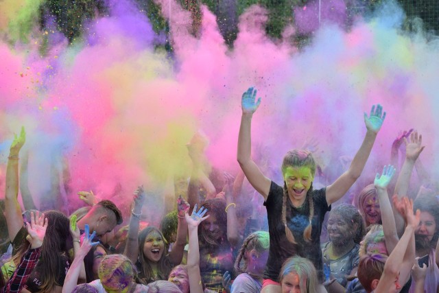 W Białymstoku odbył się Holi Festival. Tłumy ludzi co godzinę obsypywało się wielobarwnym proszkiem przy energicznej muzyce.