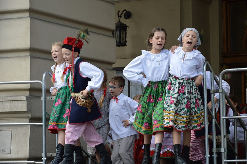 Krakowskie pawie piórka i gruzińskie śpiewy na estradzie przed ratuszem [ZDJĘCIA]