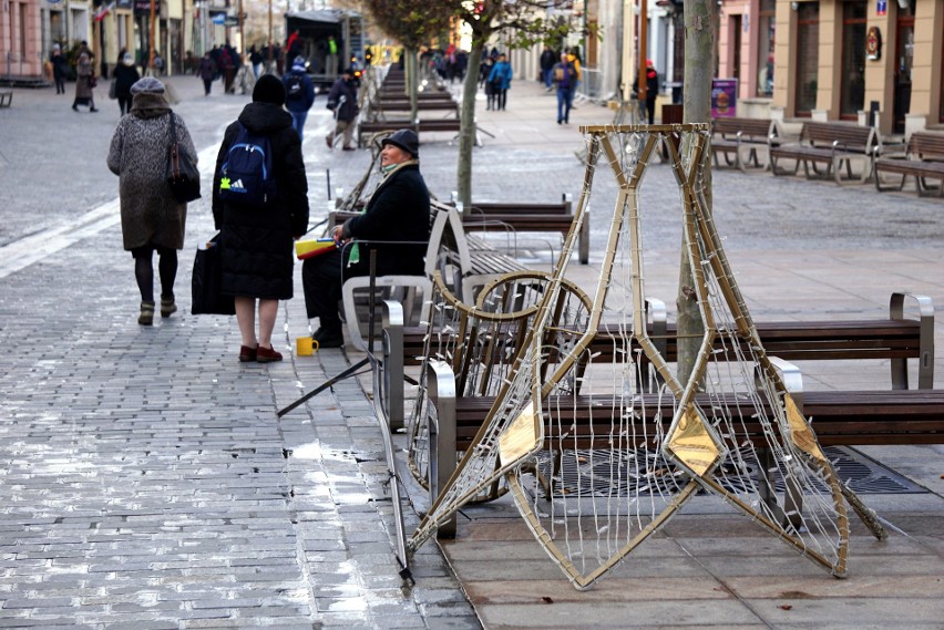 Lublin. Trwa montaż iluminacji świątecznych na deptaku. ZOBACZ ZDJĘCIA 