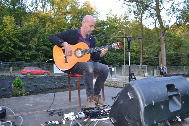 Craig Suttton koncertuje  w Londynie i Paryżu, Berlinie i Warszawie, w Grucznie  i - ostatnio - w Koronowie. Za kilka dni będzie grał flamenco za naszą wschodnią granicą. Przeczytaj także: Pomóżcie mu! Niech ten chory człowiek nas nie terroryzuje!W Koronowie wystąpił z koncertem na zaproszenie właściciela nie oddanego jeszcze do użytku „Diabelskiego młyna”. Nie w młynie, i  nie gotowej jeszcze restauracji na moście. Lecz w plenerze. Scena ustawiona była nad stawem. Publiczność siedziała na leżakach rozłożonych na skarpie, na przyniesionych z sobą kocach, na trawie, bądź stała. Jak w Pieczyskach na „Ariach na plaży”. Warto było. Byliśmy zachwyceni wirtuozerią Anglika. Oby takich koncertów w Koronowie więcej! Wideo: Info z Polski 21.09.2017