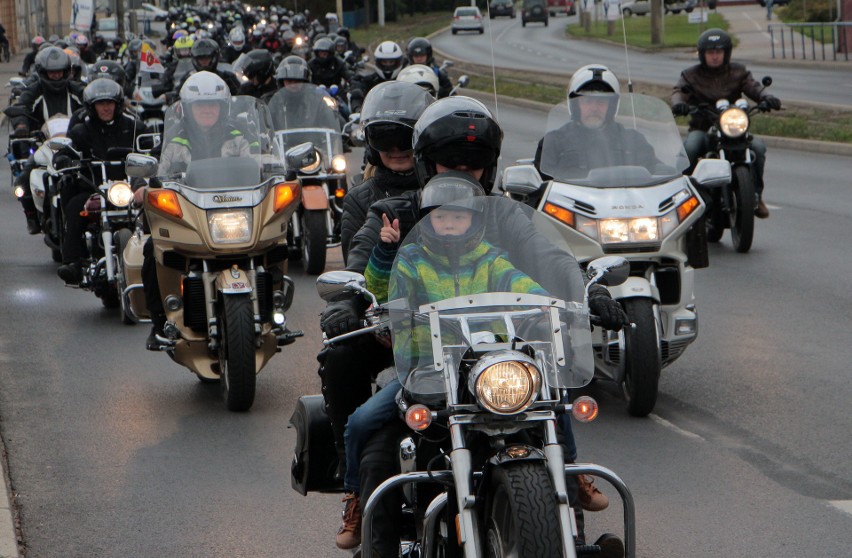 Kilkuset motocyklistów zebrało się na parkingu stadionu GKS...