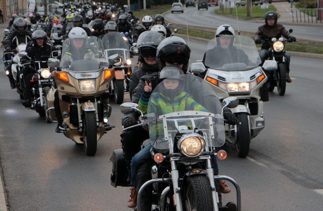 Kilkuset motocyklistów zebrało się na parkingu stadionu GKS Olimpia w Grudziądzu skąd paradnie przejechali przez miasto do Mega Parku, aby tam pożegnać sezon letni.
