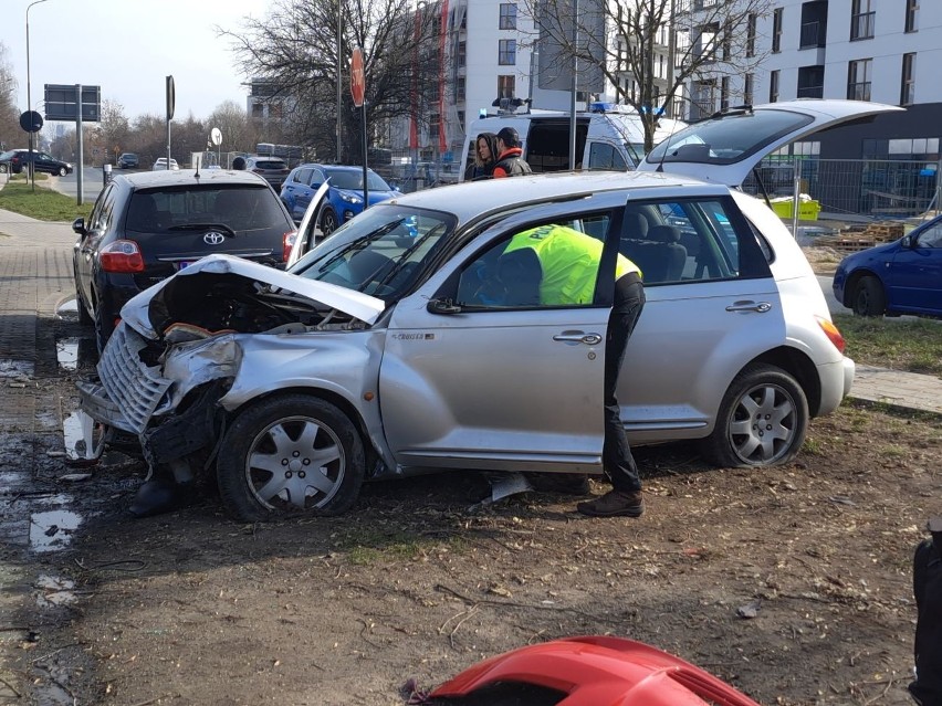 Wypadek na Pienistej. Technicy kryminalni zabezpieczają...