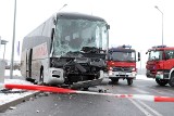 Wypadek pod LG. Autobus pracowniczy zderzył się z tirem