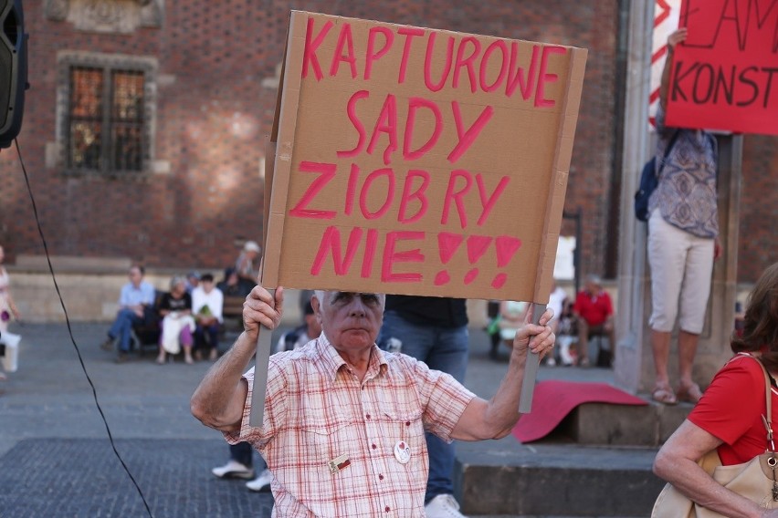 Demonstracje w obronie Sądu Najwyższego na Rynku we Wrocławiu. "Zdrajcy Polski" [ZDJĘCIA]