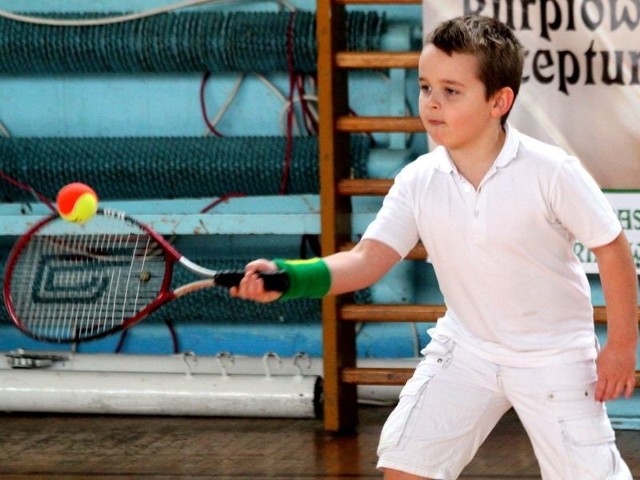 Najmłodszy uczestnik turnieju mini tenisa - Jakub Bieżuński.