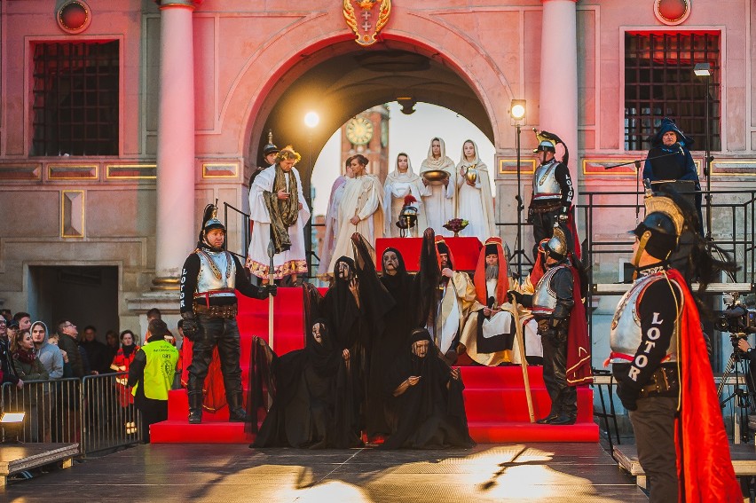 Sąd nad Jezusem w Gdańsku 2019. Misterium Męki Pańskiej w Wielki Piątek, 19 kwietnia. Misterium gdańskie [zdjęcia, wideo]