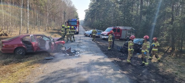 Poważny wypadek pod Gubinem. Czołowe zderzenie na trasie Bieżyce-Pole (gmina Gubin).