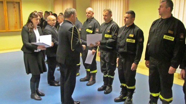 Komendant i starosta Marek Ścisłowski dekorowali strażaków.
