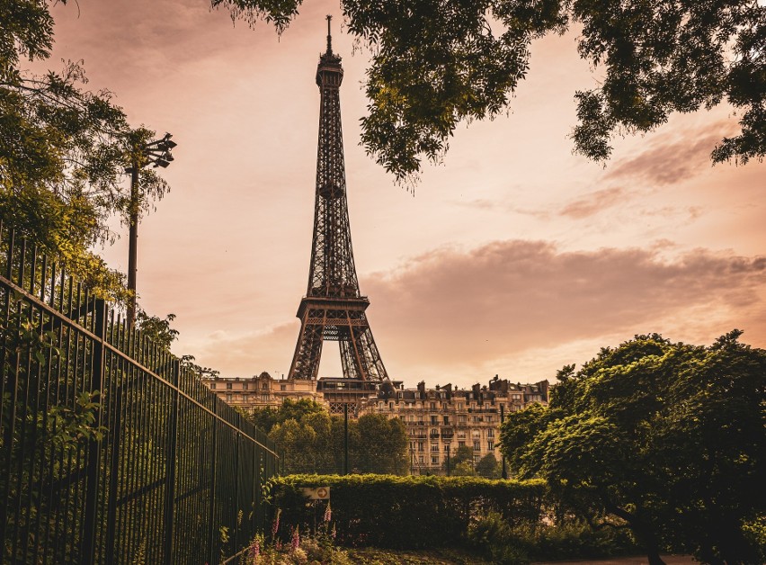 Symbol Paryża, Wieża Eiffla, jest również liderem w...