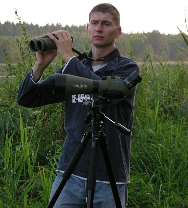 Krzysztof Dudzik z Woli Wiśniowej robi zdjęcia ptakom nowatorską techniką tak zwanego digiscopingu, czyli połączenia lunety obserwacyjnej i niewielkiego, kompaktowego aparatu cyfrowego.