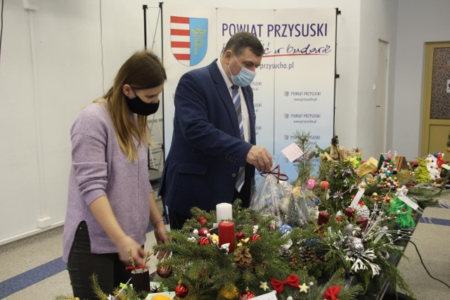 Dzieci i młodzież z całego powiatu przysuskiego nadesłały stroiki na konkurs zorganizowany przez starostwo.