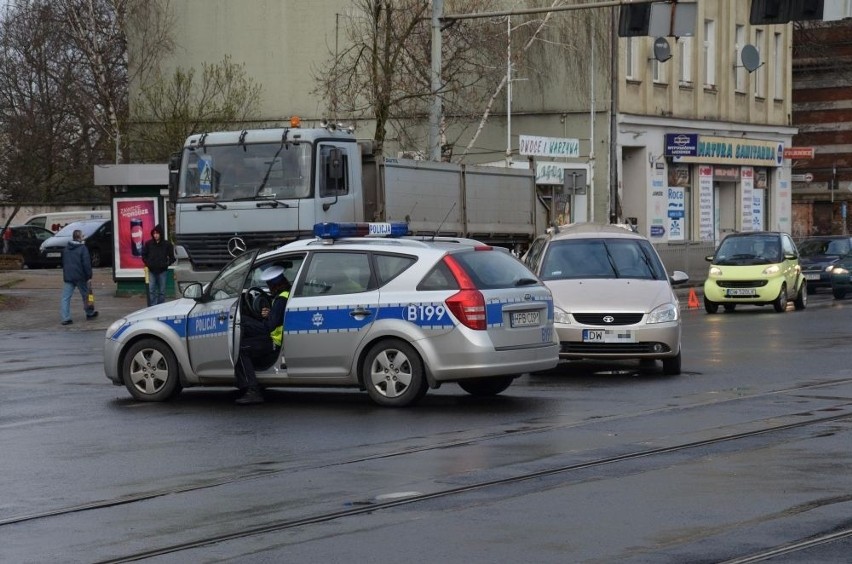 Wrocław: Wypadek na Grabiszyńskiej. Ciężarówka uderzyła w samochód osobowy (ZDJĘCIA)