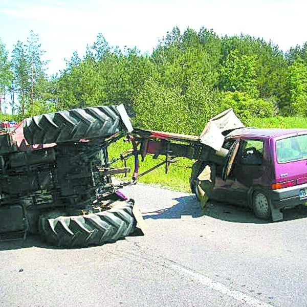 Niedawno na prostym odcinku drogi, tuż  za Uhowem, doszło do wypadku. Kierowca fiata cinquecento próbował skręcać. Nie zdążył... Uderzył w tył ciągnika. Kosiarka wbiła się w przednią szybę auta.