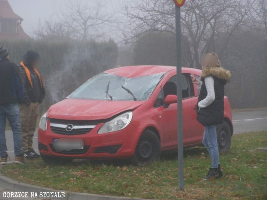 Wypadek w Gorzycach. Poszkodowana została kobieta, która dachowała samochodem