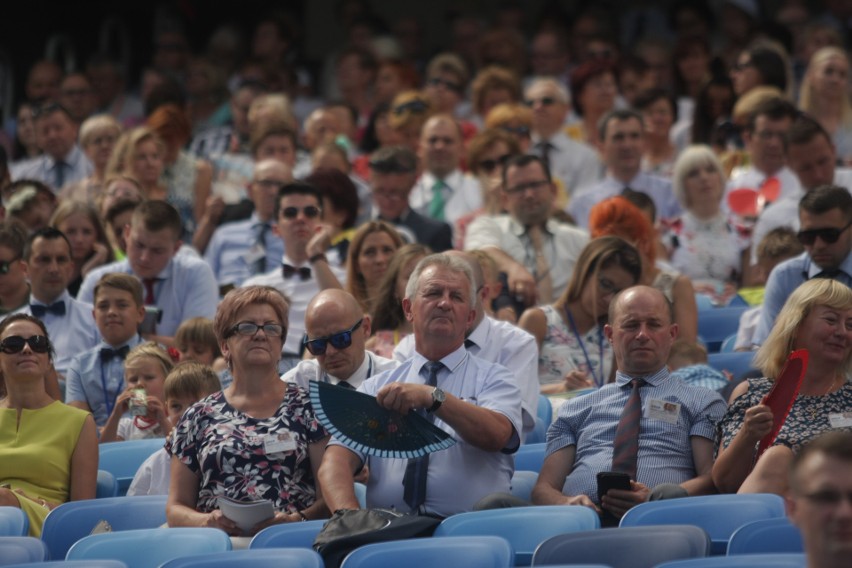 Kongres Świadków Jehowy na Stadionie Śląskim. Dzień 1. Wierni w Chorzowie przez trzy dni będą brać udział w spotkaniach ZDJĘCIA