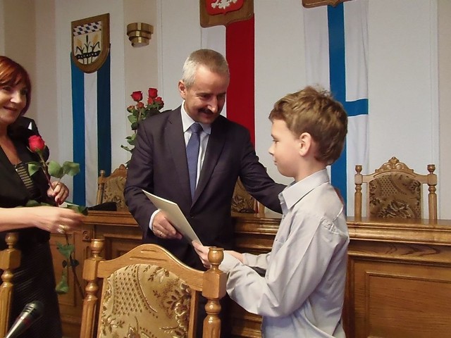 Franciszek Lipiński z Legbąda odbiera z rąk burmistrza wyróżnienie i gratulacje.