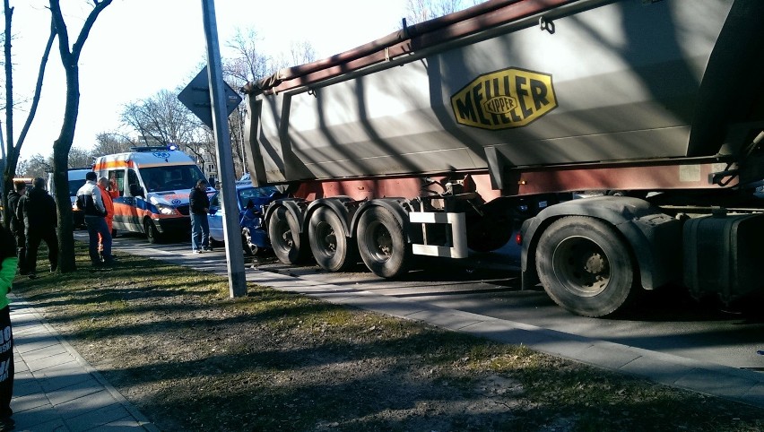 Białystok. Wypadek na ulicy Zwierzynieckiej. Subaru wbiło...