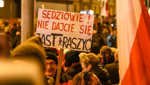 18.12.2019 gdanskprotest przed gdanskim sadem. w drugim protescie mial uczestniczyc donald tusk - niestety nie dotarldzis sedziowie jutro tyfot. przemek swiderski / polska press / dziennik baltycki