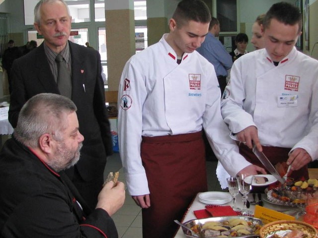 Komisja oceniała potrawy, przygotowane przez uczniów na konkurs "Bożonarodzeniowa kuchnia Puszczy Białej&#8221;