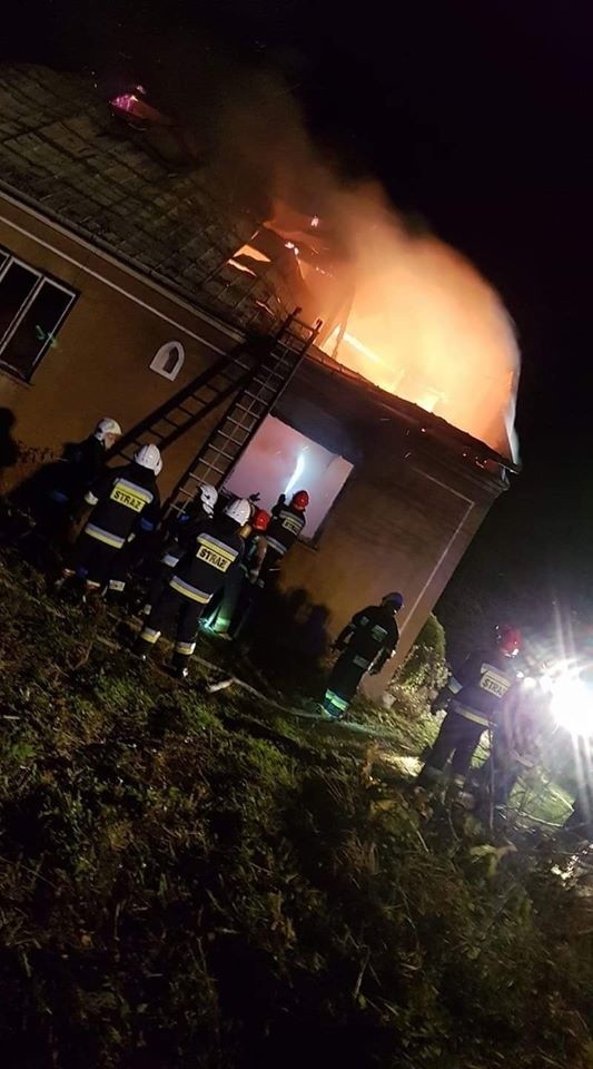 Tragiczny pożar pod Tarnowem. Nie żyją dwie osoby [ZDJĘCIA]