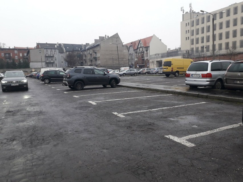 Parking przy targowisku na ul. Sienkiewicza w Grudziądzu w...