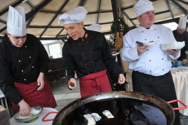 Młodzi kucharze smażą karpia dla mieszkańców Zielonej Góry