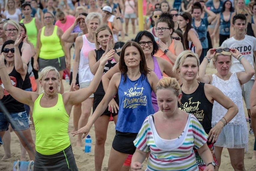 Zumba na plaży przy molo w Brzeźnie. Kolejna edycja niezwykłego tańca na piasku! Oto galeria naszego fotoreportera [zdjęcia]