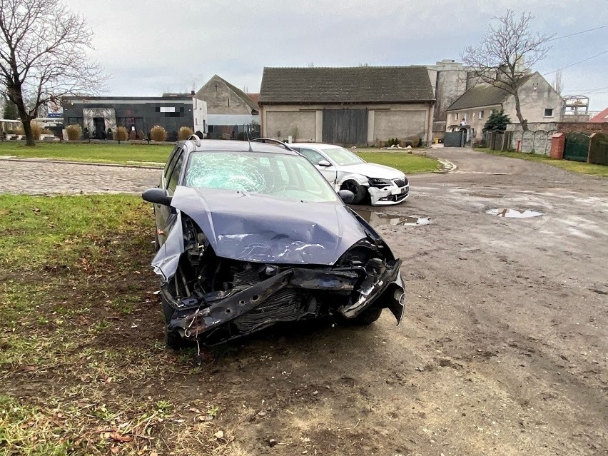 Pościg ulicami Opola. Policjanci zatrzymali 29-latka podejrzanego o zgłoszenie fikcyjnej kradzieży mercedesa. W tle dwa rozbite samochody