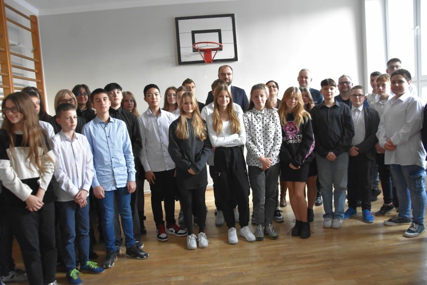 Minister edukacji przekazał sprzęt Szkole Podstawowej nr 3 w Aleksandrowie Kujawskim Zdjęcia i wideo