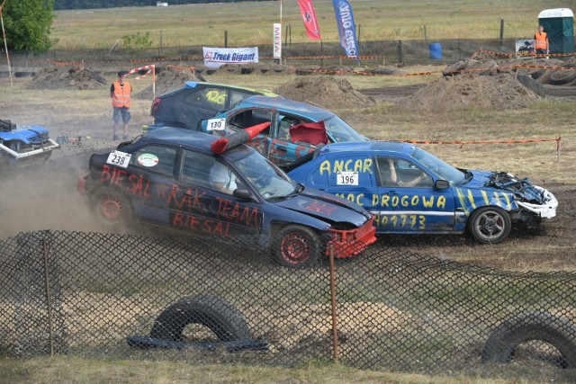 Dziś i jutro na terenie Toruńskiej Akademii Nauki Jazdy odbywa się turniej Autocross Wrak Race. Dziś w szranki stanęły auta seryjne. Zobaczcie, co tam się działo!