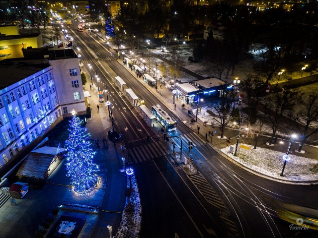 Zdjęcia z drona mają w sobie niezwykły klimat. Pozwalają spojrzeć na znane miejsce z niecodziennej perspektywy. Stworzyliśmy dla Was galerię podniebnych ujęć Torunia. Poznajecie wszystkie? Zobaczcie! ZOBACZ TAKŻE:Emerytury księży znowu wzrosną. Ile zarabiają duchowni? Oto konkretne stawki!Imperium o. Tadeusza Rydzyka nocą. Lepsze niż starówka!Posiłki w szpitalach ciągle zadziwiają. Przygotujcie się na szokujące widoki!