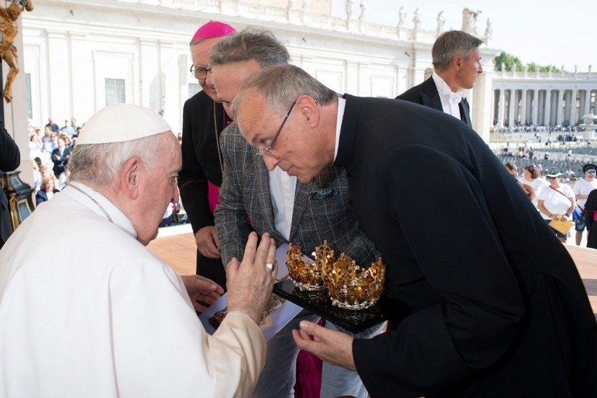 Papież pobłogosławił nowe korony dla skrzatuskiej piety. Pielgrzymka diecezjalna już 18 września