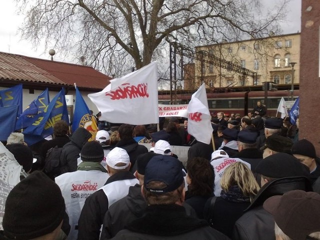 Kolejarze protestują na dworcu Bydgoszcz- Główna