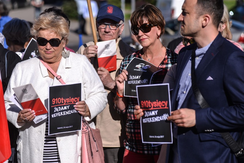 Manifestacja pod Sobieskim w Gdańsku. Protestowali przeciw reformie edukacji [ZDJĘCIA, WIDEO]