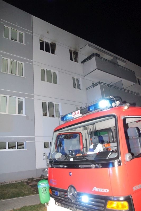 Spłonęło mieszkanie przy Gorlickiej. Cztery zastępy straży gasiły pożar (ZDJĘCIA)