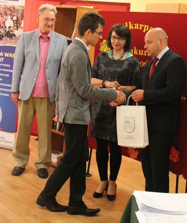 Nagrody laureatom konkursu literackiego wręczał starosta niżański Robert Bednarz.