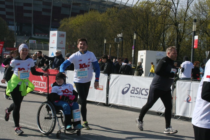 Orlen Warsaw Marathon zdobyty. Nasi niepełnosprawni zawodnicy na trasie [ZDJĘCIA]