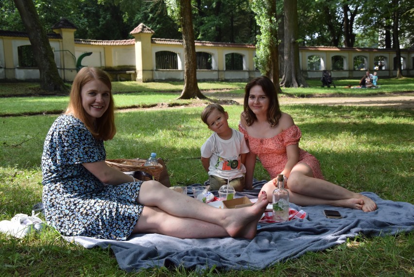 Wielki piknik w ogrodach Pałacu Branickich. Śniadanie...