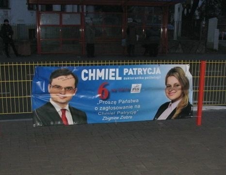 Oburzony Czytelnik przysłał nam świeże zdjęcia plakatów wyborczych.