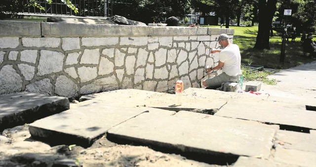 Na razie przy placu Inwalidów trwa renowacja schodów do Parku Krakowskiego. 