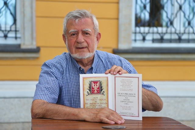 Sam Ponczak, urodzony w Warszawie w 1937 roku. Wojnę przeżył z rodzicami w Republice Komi w Związku Radzieckim. W Polsce początkowo mieszkali w Dzierżoniowie, a od 1948 do 1956 roku we Wrocławiu, skąd wyemigrowali przez Francję i Argentynę do Stanów Zjednoczonych. Obecnie jest emerytem, wolontariuszem Muzeum Holocaustu w Waszyngtonie.