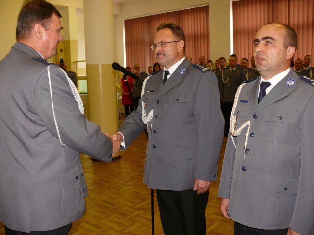 Sierpień 2012 roku - zastępca Podkarpackiego Komendanta Wojewódzkiego Policji insp. Kazimierz Mruk dziękuje Mirosławowi Pawełce za kierowanie komendą, z prawej nowy komendant stalowowolskiej policji Edward Ząbek.