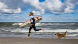 Śląski surfer Jakub Kuzia wystartuje w Norwegii. Będzie pływał w ekstremalnych warunkach WIDEO