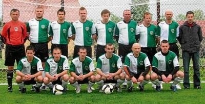 Drużyna Kłosa w 2011 roku. Pierwszy z lewej stoi prezes klubu i zarazem bramkarz Wacław Batko. FOT. ARCHIWUM LKS KŁOS ŁYSA GÓRA